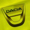 Detail potlače na reflexnej veste s logom Dacia, strieborný znak v tvare podkovy s výrazným modrým nápisom.