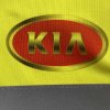 Detail potlače na reflexnej veste s logom Kia, červený ovál s plastickým zlatým nápisom na reflexnom textile.