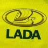 Detail potlače na reflexnej veste s logom Lada, hnedý ovál s motívom lode a modrý nápis na reflexnej tkanine.