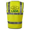 Potlač na reflexnej veste na chrbte s logom Lada, oválny znak s plachetnicou a modrým nápisom na žltom podklade.