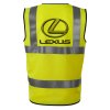 Potlač na reflexnej veste na chrbte s logom Lexus, oválny znak s písmenom L a čierny nápis pod ním na žltom podklade.
