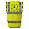 Potlač na reflexnej veste na chrbte s logom Mercedes-Benz, trojcípa hviezda v kruhu a čierny nápis pod logom.