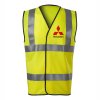 Potlač na reflexnej veste vpredu s logom Mitsubishi, tri červené diamanty nad čiernym nápisom značky.