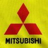Detail potlače na reflexnej veste, červené trojité diamanty Mitsubishi a kontrastný čierny text pod nimi.