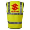 Potlač na reflexnej veste na chrbte s logom Suzuki, červené písmeno S a červený nápis pod ním na žltom podklade.