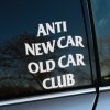 Plotrovaná nálepka „Anti New Car Old Car Club“ s retro písmom, štýlové vyjadrenie lásky k starým vozidlám.