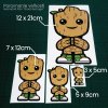 Porovnanie veľkostí nálepky Groot v identickej mierke: 12 × 21 cm, 7 × 12 cm, 5 × 9 cm a 3 × 5 cm, zobrazené na jednom obrázku.