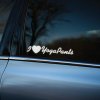 Plotrovaná nálepka na auto s nápisom „I ❤️ Yoga Pants“ v elegantnom písme, vhodná na zábavné doladenie vozidla.