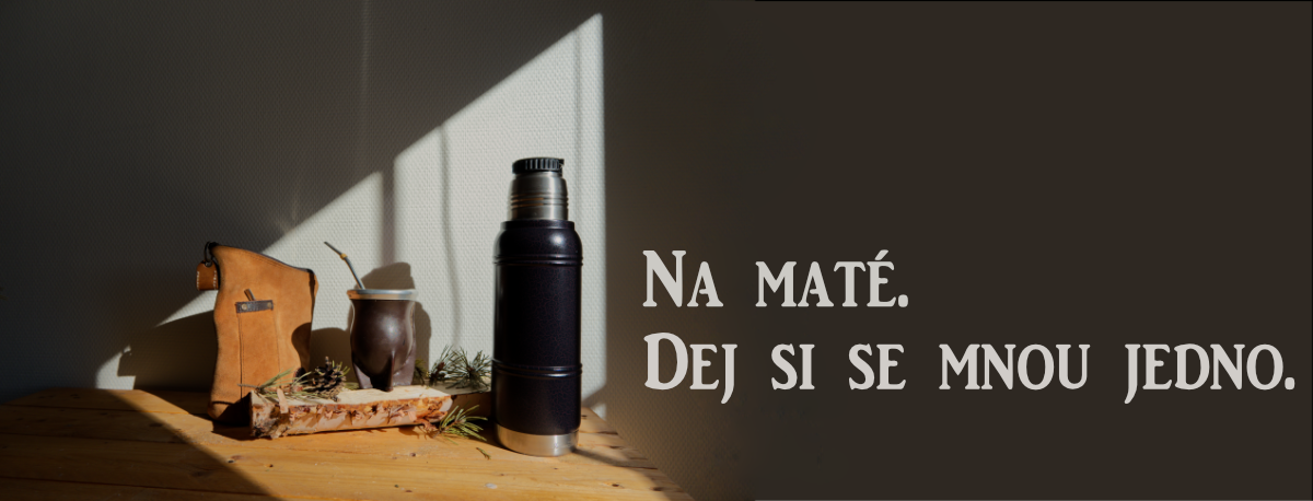 Yerba maté s bombilla a termoska na stole.