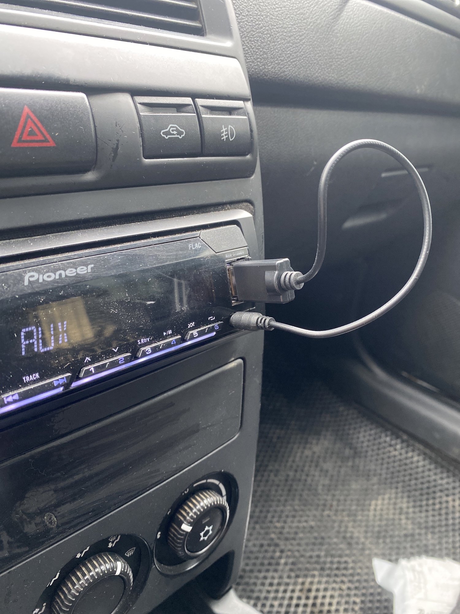 Jak si v autě pouštět hudbu z mobilu?