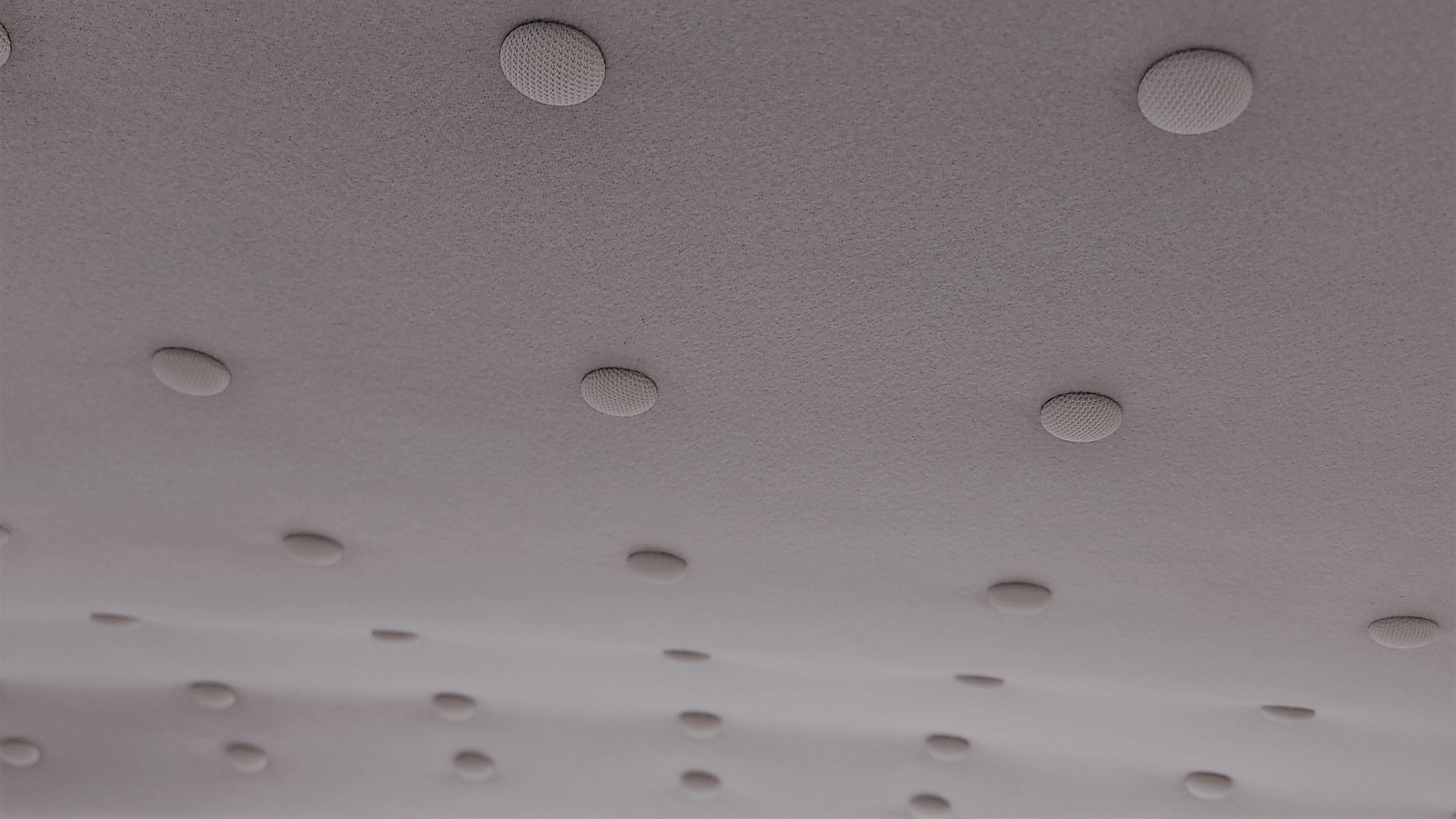 Jak opravit odlepenou látku stropnice – montážní návod krok za krokem