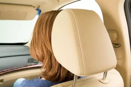 Jak správně nastavit opěrku hlavy v automobilu
