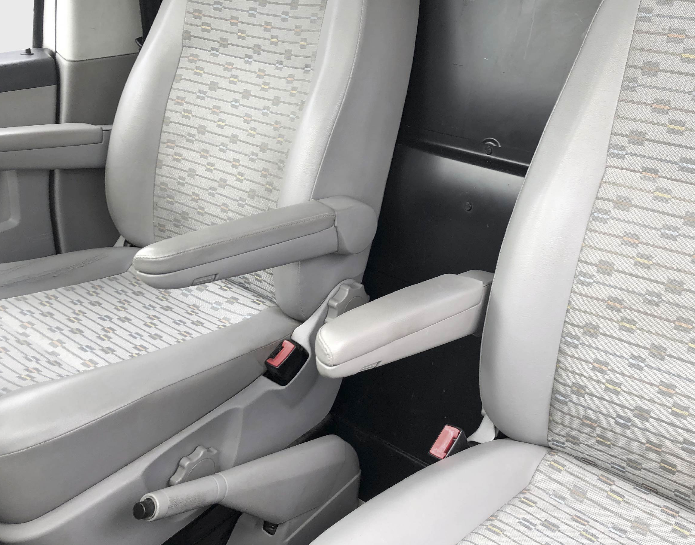 Volkswagen T5 - Návod na opravu loketní opěrky