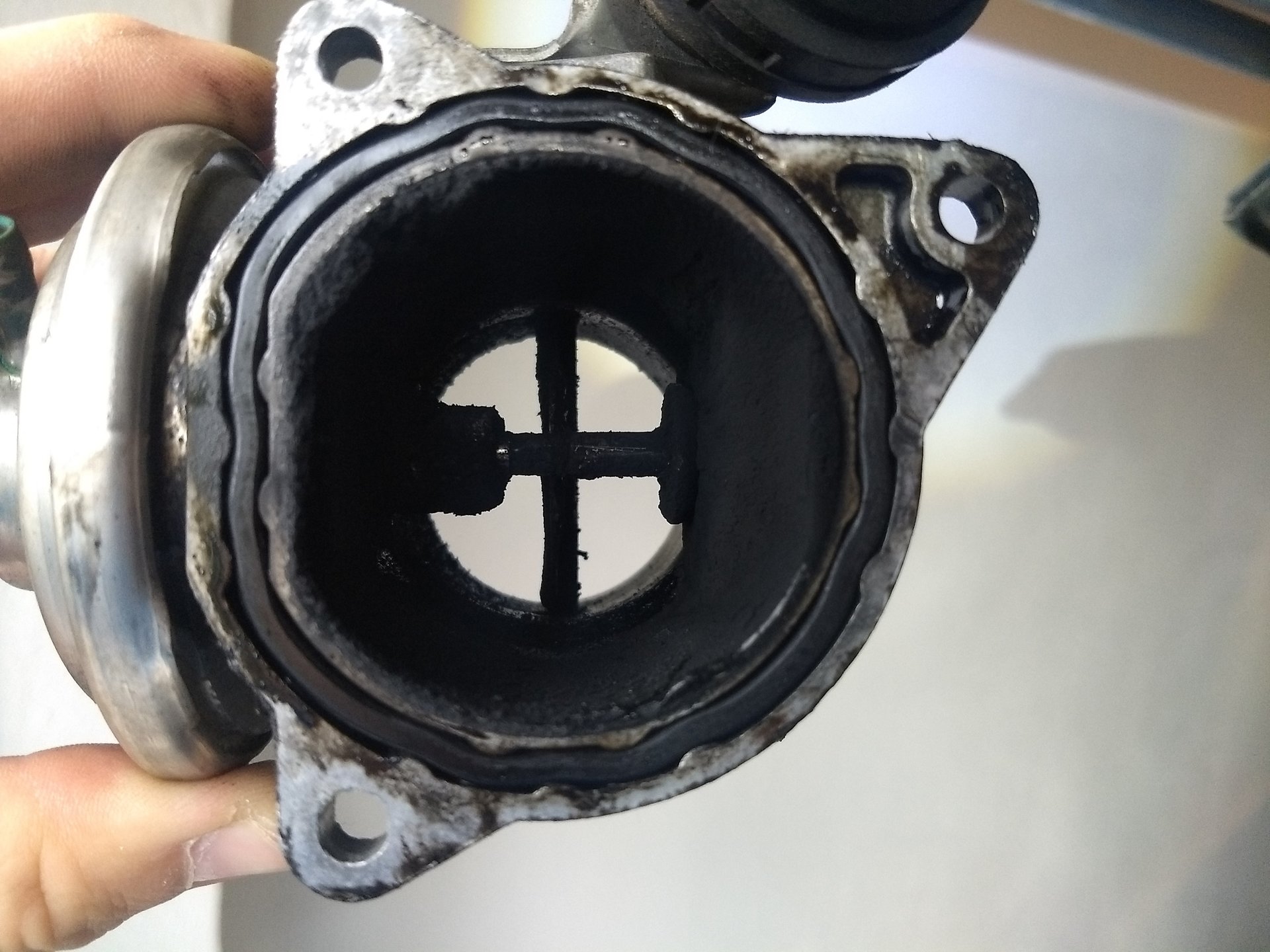 Únik oleje pod ventilovým víkem - přetěsnění pomocí tmelu na motory