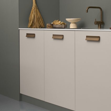 Úchytka - Furnipart LEAF / Mosadz brúsená (VAR ROZTEC 64 mm)