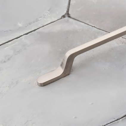 Úchytka - FLAVIO, Brúsená oceľ (VAR ROZTEC 192 mm)