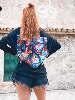 Dárek na poslední chvíli? 🎁 Takhle mikina s panelem na zádech je nejprodávanější kousek a sedne každé postavě😍. Tímhle...