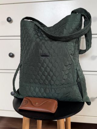 Další limitka, které mám pouze 3 kousky 😍🌿 Dámská taška, která je lehká, ale pevná prošívaná v barvě lesní zelené. Skvěle...