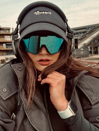 ACTION LESS – BLACK / ICE BLUE 🩵 Parťák pro každý sport. Lehké, pohodlné a ready na každý pohyb. 🏃‍♀️ @barbora_gogorova 📸