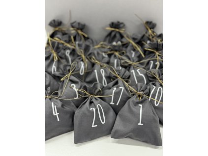 Adventní kalendář šedý - 24 pytlíčků s číslicemi na zavázání