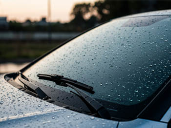 přední sklo automobilu — abrasivní čistič odstraní usazený film a připraví sklo na nano ochranu