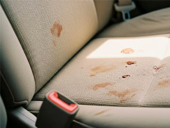 odstraňovač skvrn vyčistí skrny v autě na sedadle