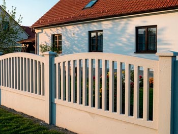 naimpregnovaný betonový plot odolává dešti - voda tvoří kuličky na povrchu