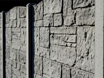 srovnání betonového plotu s impregnací a bez - vlevo bez ošetření, vpravo chráněný nano impregnací