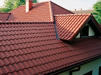 naimpregnované betonové střešní tašky odolávají dešti - voda tvoří kuličky na povrchu