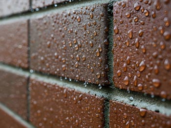 detail nano impregnace na cihlách - voda tvoří kuličky na naimpregnovaném povrchu cihel