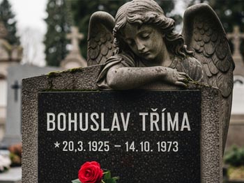 srovnání impregnovaného a neimpregnovaného náhrobního kamene - vlevo bez ochrany, vpravo s nano impregnací