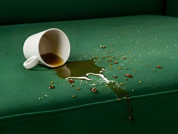 nano impregnace sedačky - detail odpuzujícího efektu na čalounění sedačky s rozlitou kávou