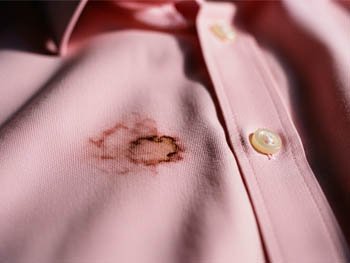 odstraňovač skvrn vyčistí skvrny na košili