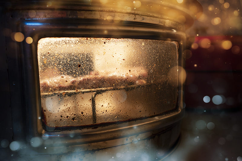 Jak vyčistit sklo u trouby od mastnoty a připálenin?