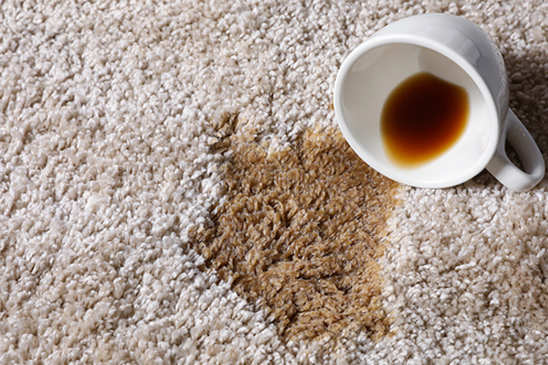 TIP #2: Ako vyčistiť koberec poliaty kávou