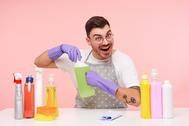Muži a upratovanie? Rady, tipy a triky, ako na to páni