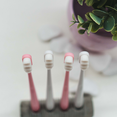 Správná péče o korunky, můstky nebo zubní náhrady