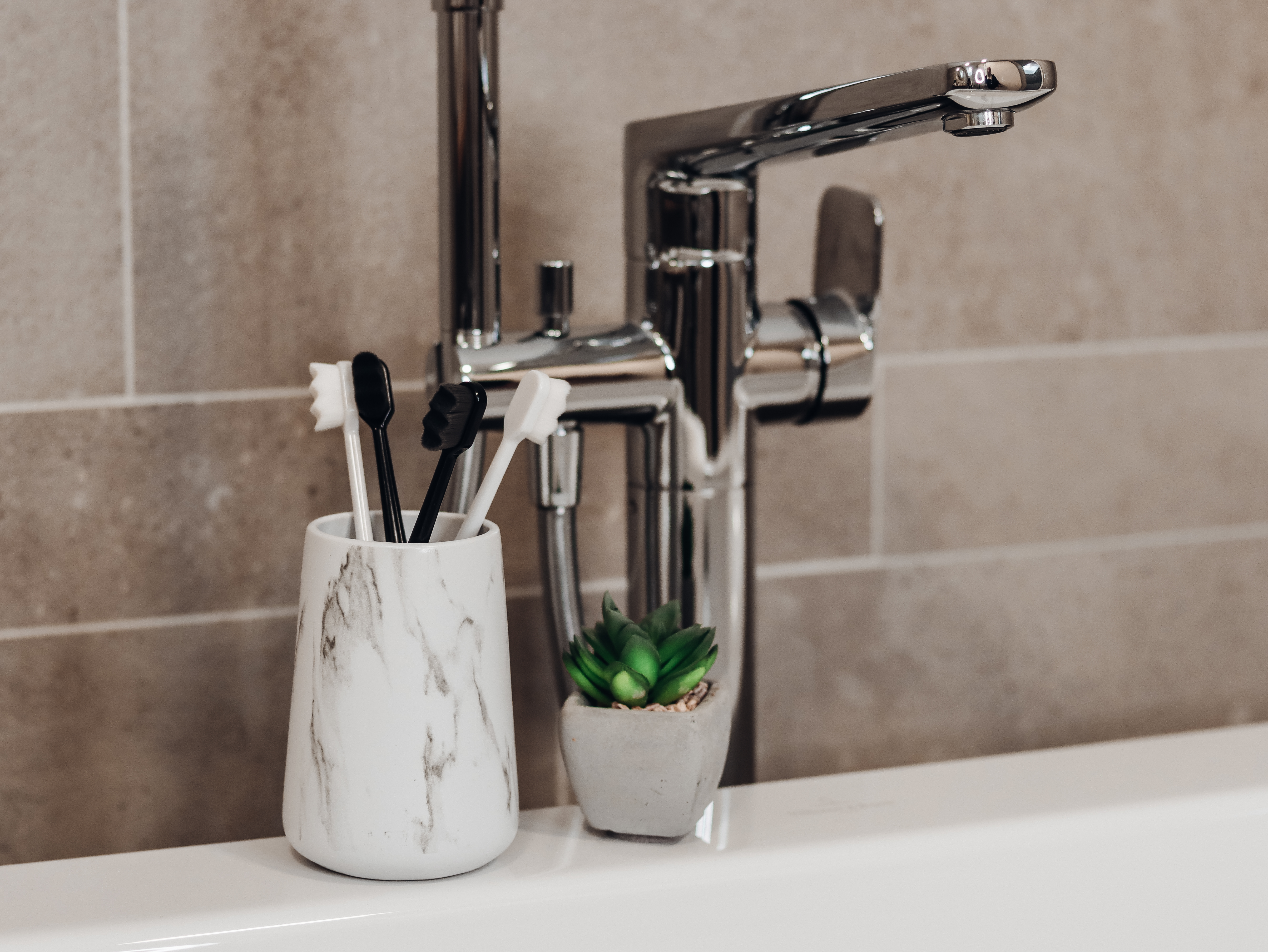 Jak se zbavit tmavých skvrn na zubech či zažloutlého chrupu