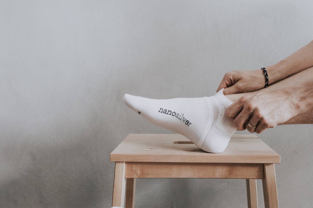 bile-ponozky-se-stribrem