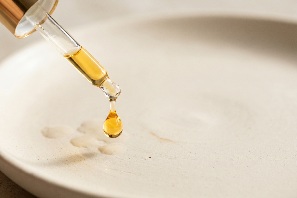 Textura anti-aging séra – kapka na skle s hedvábným leskem