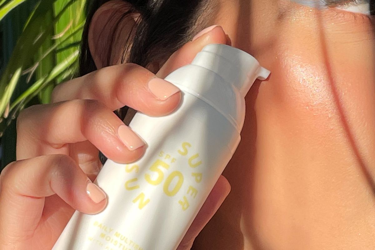 Nanášení opalovacího krému SPF 50 pro širokospektrou ochranu