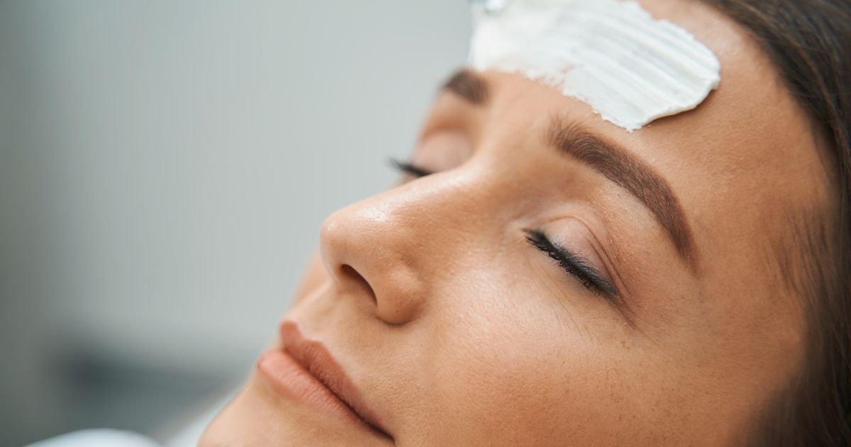 akne-auf-der-stirn-akne-maske