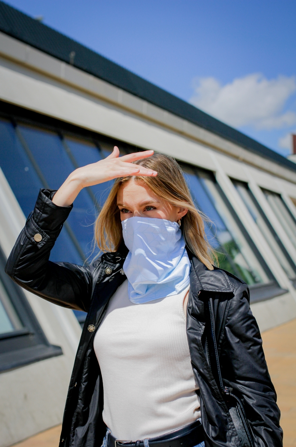 Antiviraler Schlauchschal Sommerversion hellblau