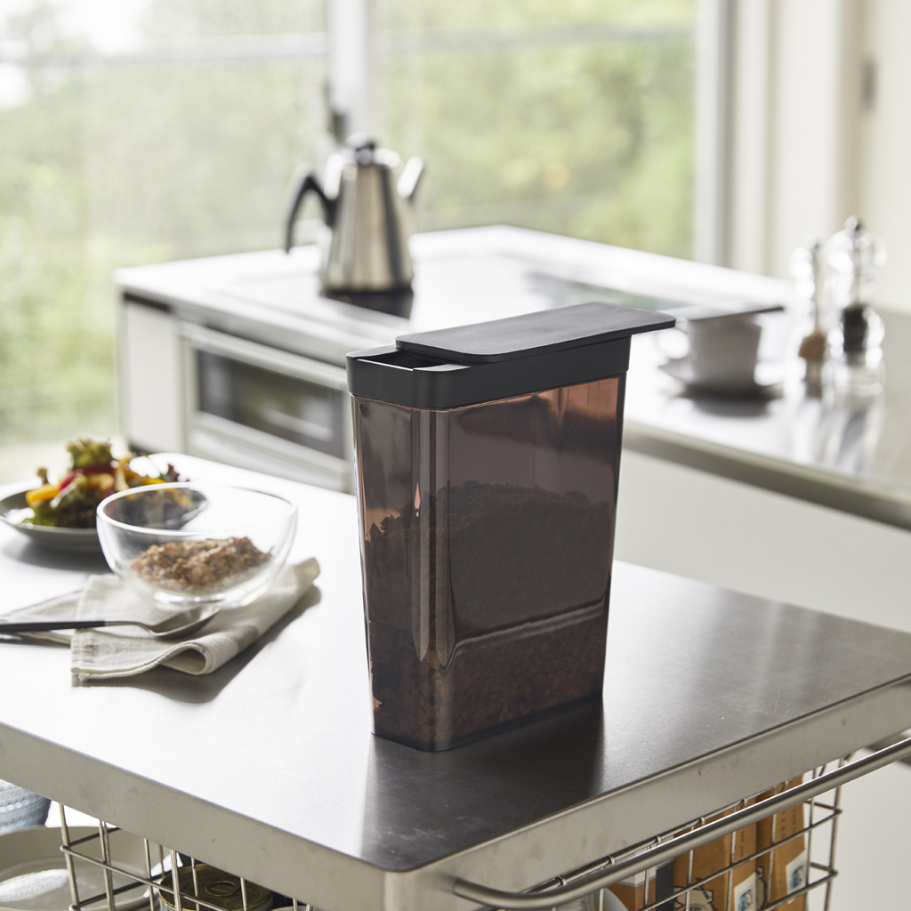 Dóza na potraviny Tower 4953, 2,3l, černá YAMAZAKI