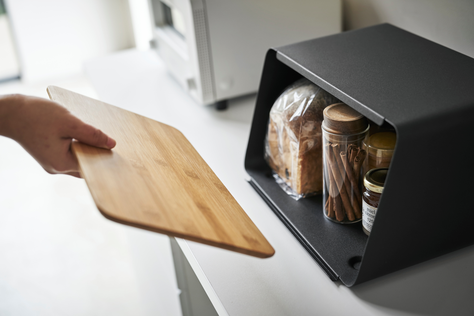 Chlebník Tower 5291, černý YAMAZAKI