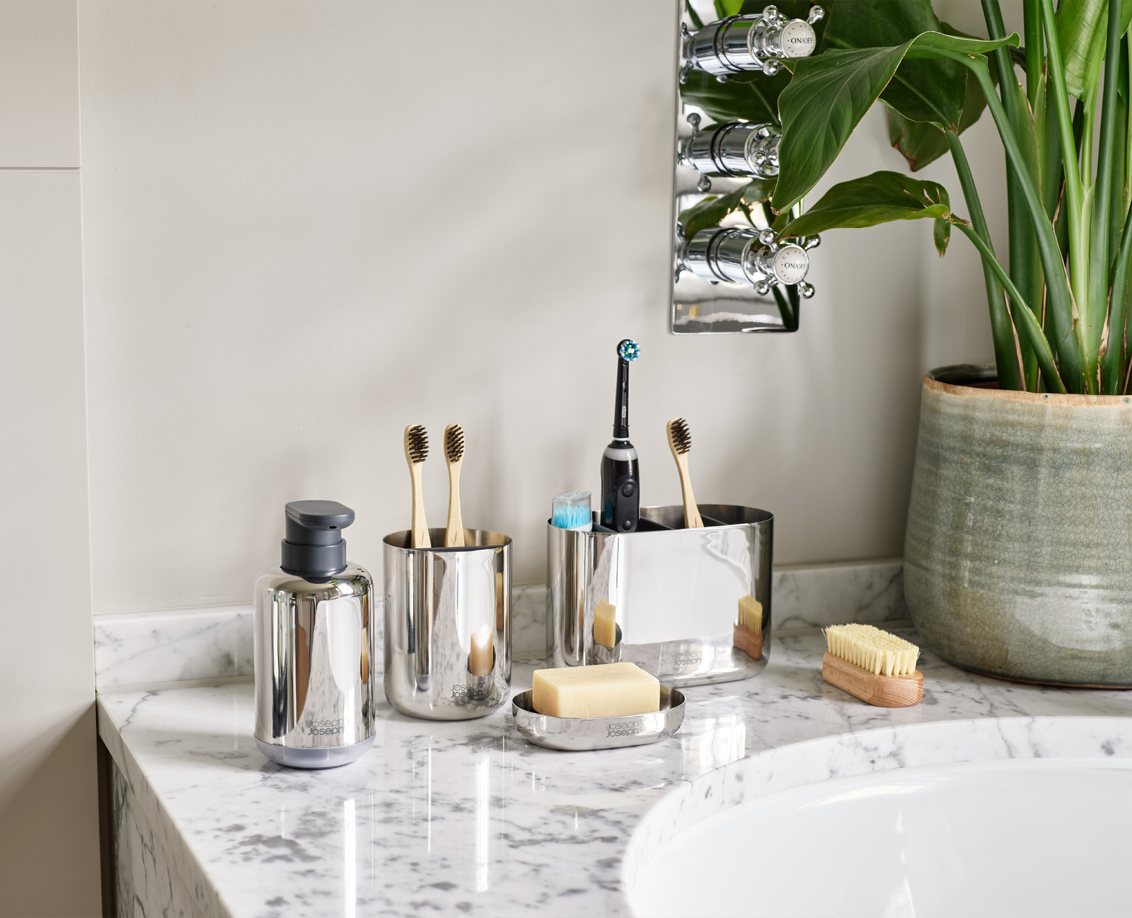 Stojánek na kartáčky EasyStore Luxe 70580, nerez JOSEPH JOSEPH