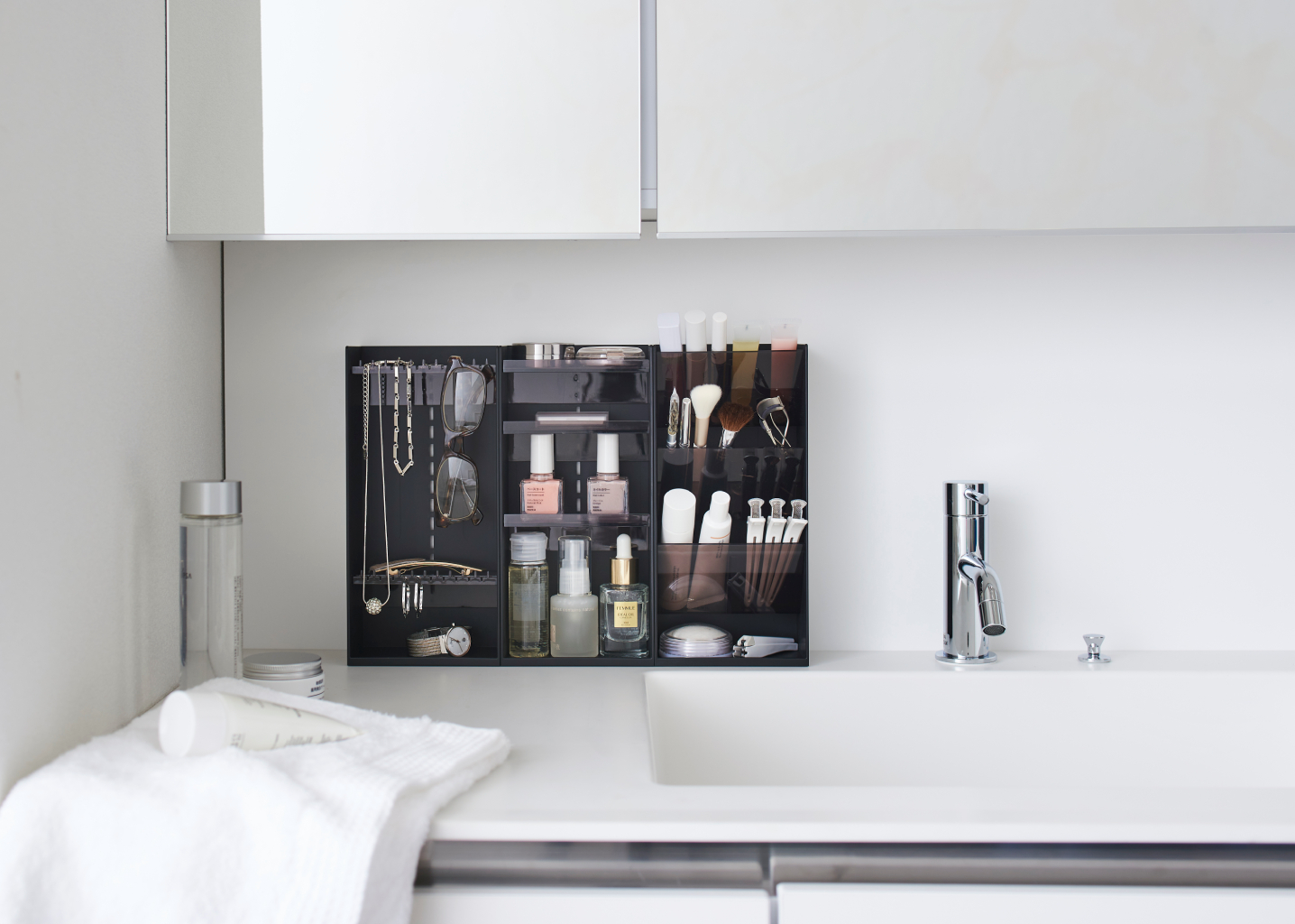 Kosmetický organizér Tower 5604, černý YAMAZAKI