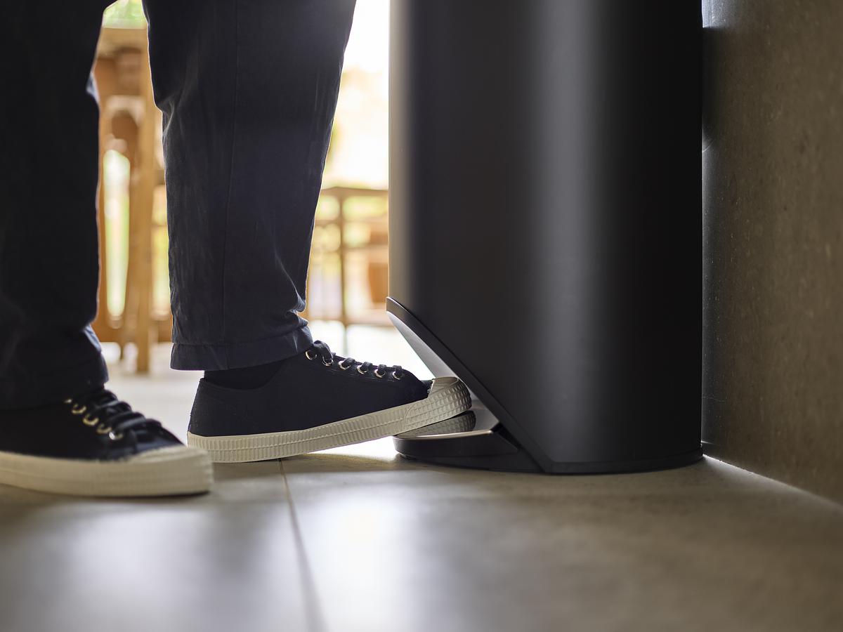 Odpadkový koš Arc 30149, 30l, černý JOSEPH JOSEPH