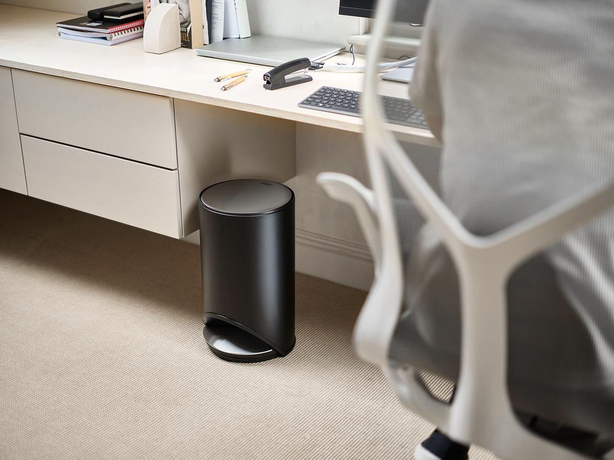 Odpadkový koš Arc 30151, 10l, černý JOSEPH JOSEPH