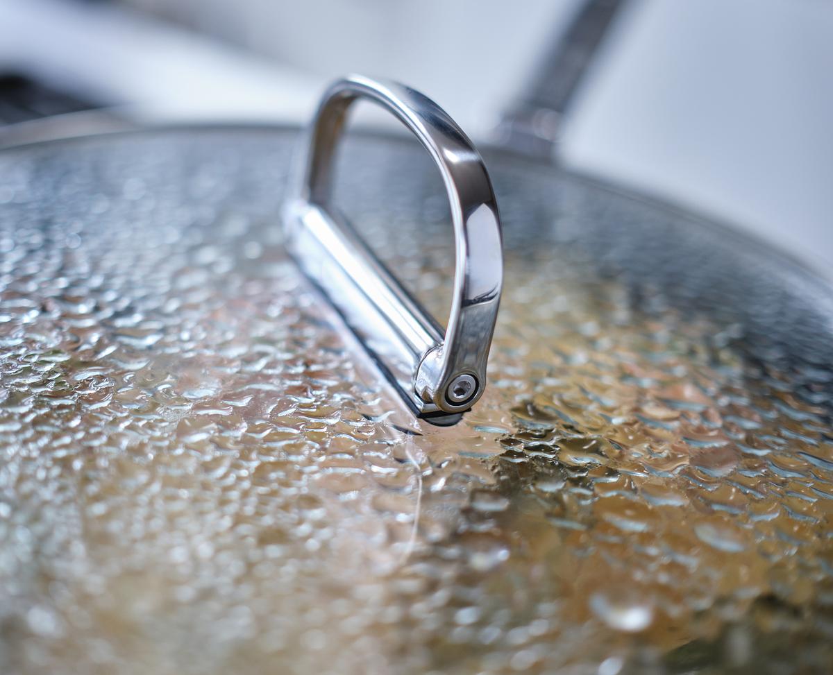 Rendlík s pokličkou Space 45039, 23cm, nepřilnavá keramika, skládací madla JOSEPH JOSEPH